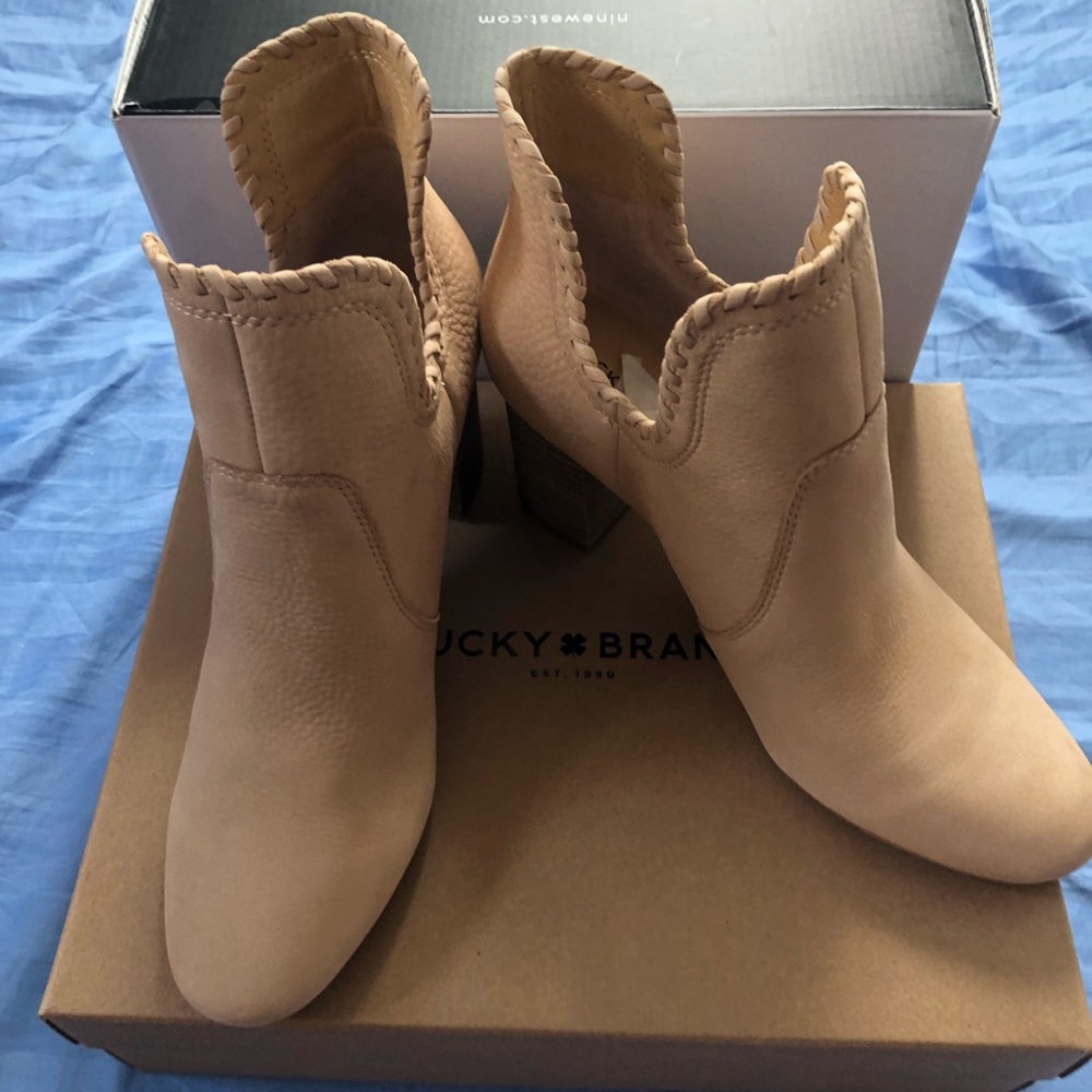 Lucky Brand Sivya Fashion Boots size 9.5 beige neutral ankle block heel boot